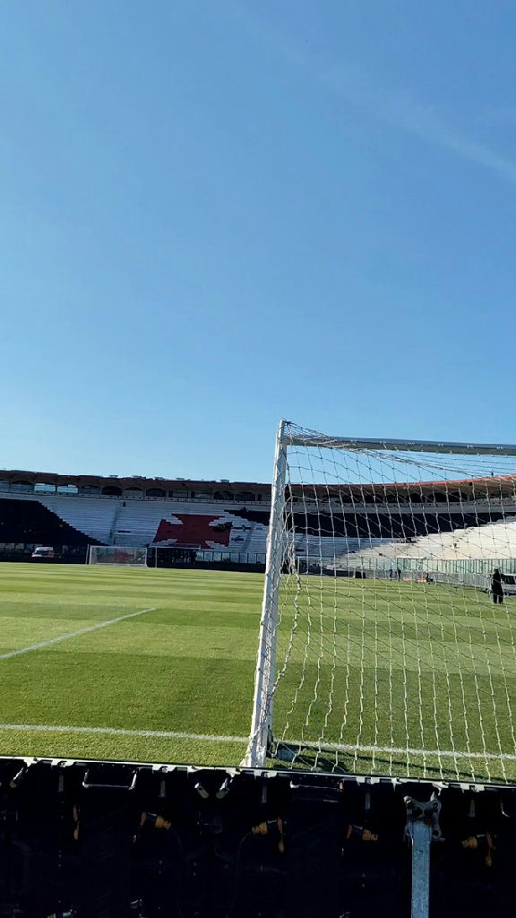 Pedrinho marca presença no gramado de São Januário antes de duelo do Vasco