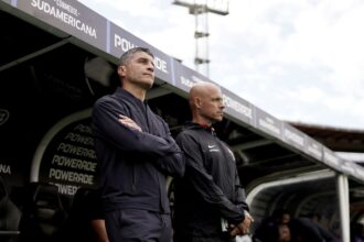Pedro Emanuel enfrenta tabu histórico do Vasco contra o Grêmio em Porto Alegre