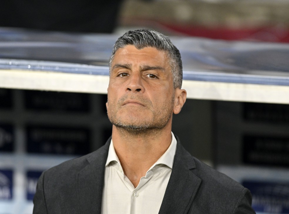 Pedro Emanuel lamenta falta de efetividade do Vasco após derrota em clássico
