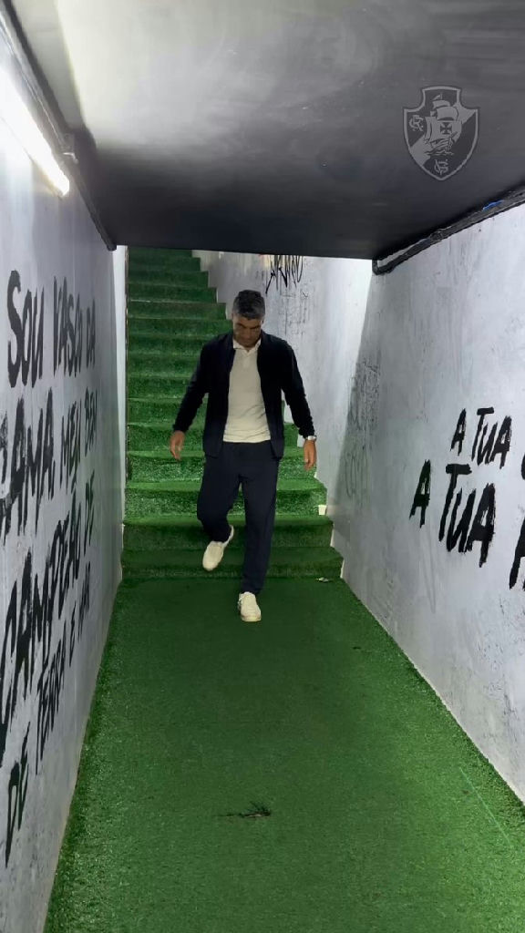 Pedro Emanuel protagoniza momento descontraído nos bastidores do Vasco