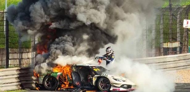 Piloto interrompe prova no Circuito de Xangai para resgatar rival em carro em chamas