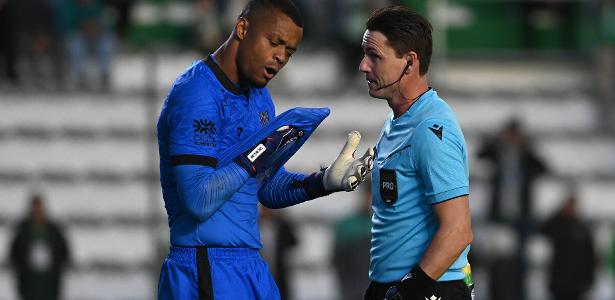 Protocolo antirracismo é acionado após denúncia de goleiro em jogo da Série B