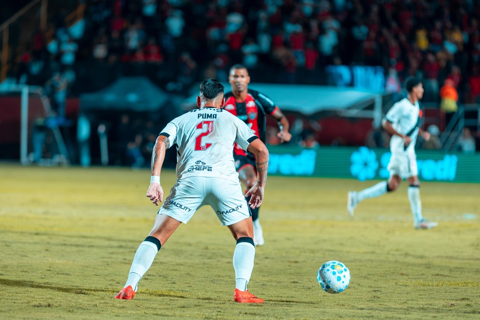 Puma Rodríguez faz história e se isola como maior defensor estrangeiro artilheiro do Vasco