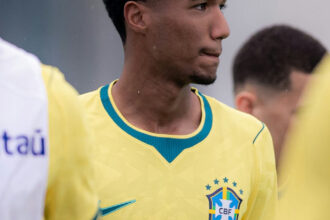 Ramon Rique celebra convocação e exibe uniforme da Seleção Brasileira sub-20