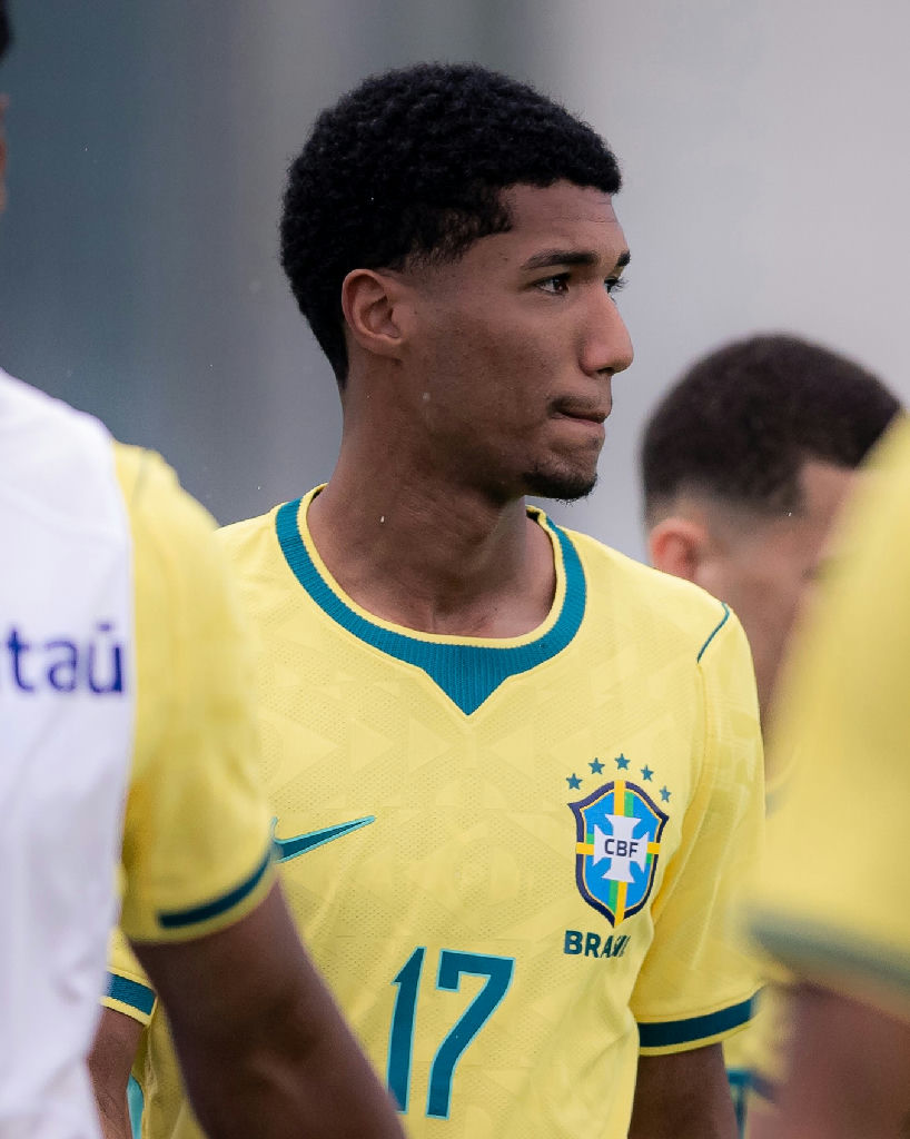Ramon Rique celebra convocação e exibe uniforme da Seleção Brasileira sub-20