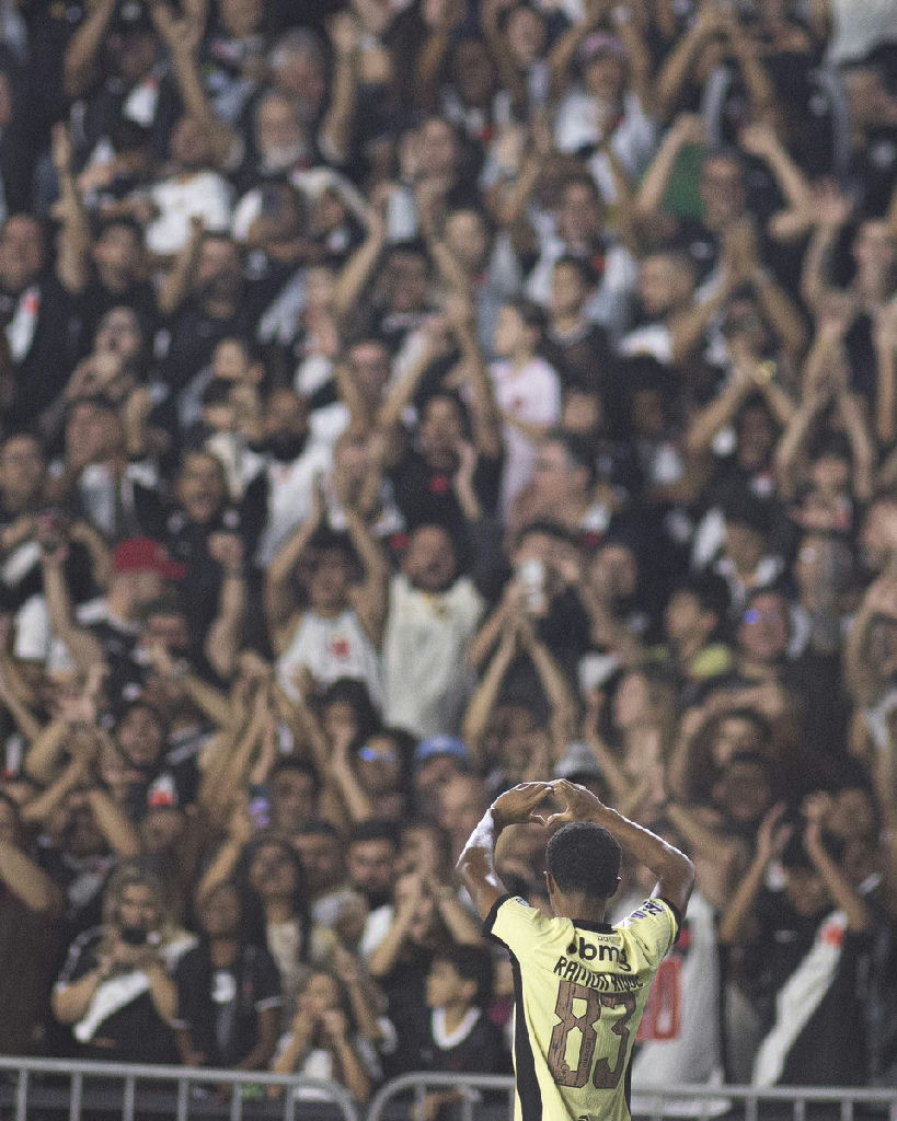 Ramon Rique celebra gol e conexão com torcida do Vasco em São Januário