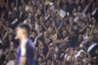 Ramon Rique celebra momento decisivo em campo pelo Vasco da Gama