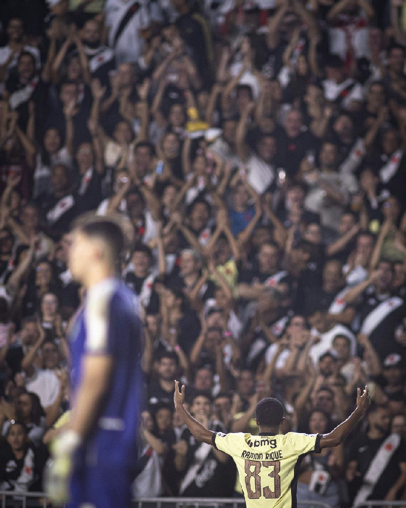 Ramon Rique celebra momento decisivo em campo pelo Vasco da Gama