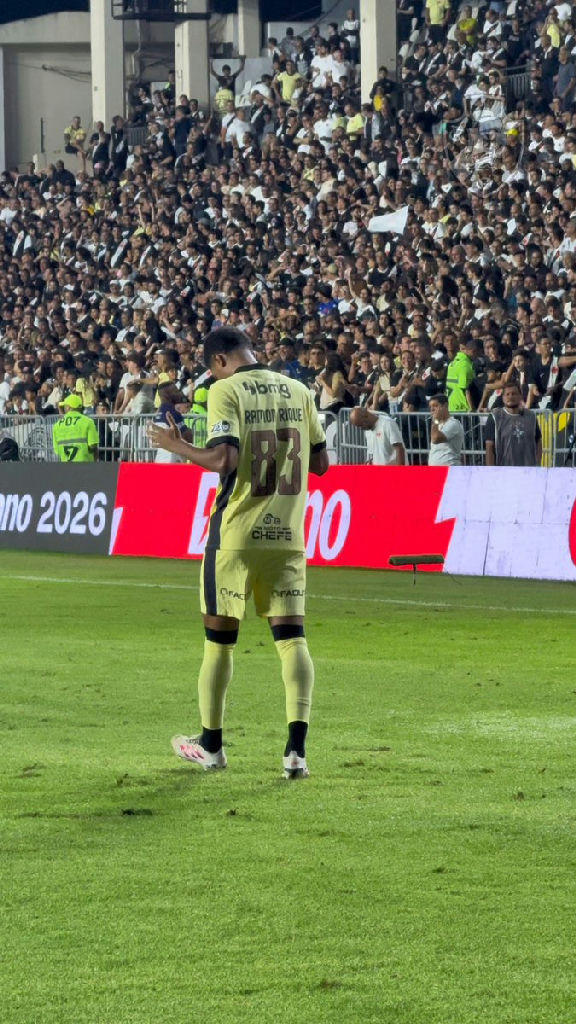 Ramon Rique celebra sonho realizado com gol no Caldeirão lotado pelo Vasco