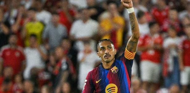 Raphinha brilha no Barcelona e recebe comparações com Ronaldo Fenômeno na Espanha