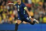 Raphinha deixa seleção brasileira após sofrer lesão muscular em amistoso contra a Austrália