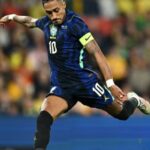 Raphinha deixa seleção brasileira após sofrer lesão muscular em amistoso contra a Austrália
