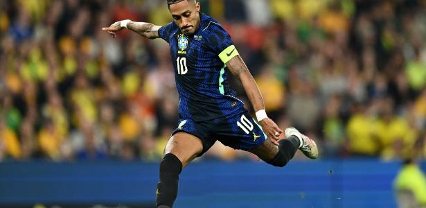 Raphinha deixa seleção brasileira após sofrer lesão muscular em amistoso contra a Austrália