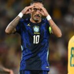Raphinha enfrenta contraste de desempenho ao vestir a camisa da seleção brasileira