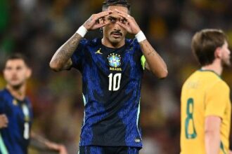 Raphinha enfrenta contraste de desempenho ao vestir a camisa da seleção brasileira