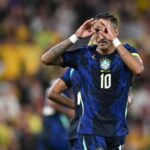 Raphinha homenageia fã com gesto especial em vitória da seleção brasileira