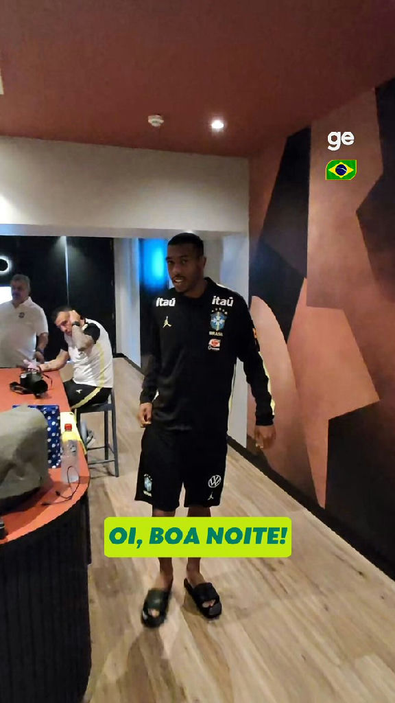 Rayan marca primeiro gol do novo ciclo da Seleção Brasileira e autografa registro