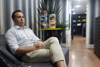 Reportagem do Platôbr cita Alan Belaciano, presidente da Assembleia do Vasco, em caso Flávio Bolsonaro