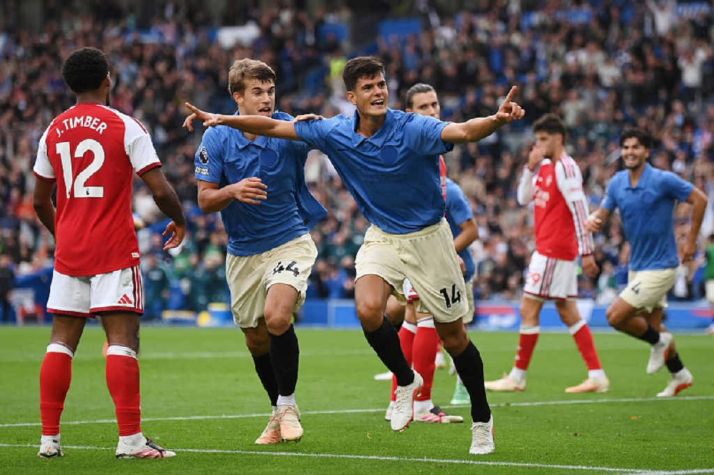 Revés do Arsenal contra o Brighton agita disputa pelo campeonato inglês