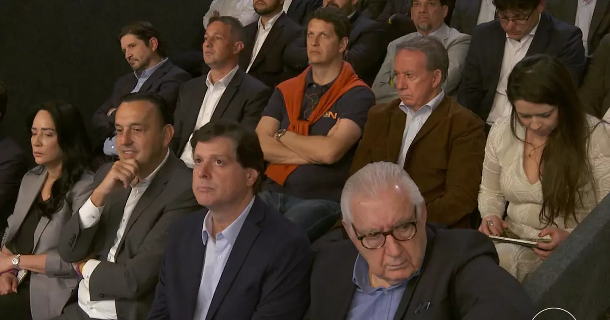 Ricardo Salles marca presença em debate após apoiar André do Prado