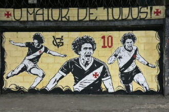 Roberto Dinamite é eternizado em novo mural no entorno de São Januário