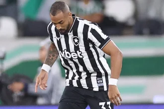 Rodrigo Bellão avalia desempenho defensivo do Botafogo e justifica escalação de Lucas Monzón