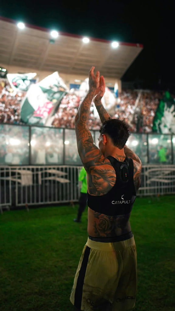 Saldivia celebra trajetória no Vasco com vídeo de lances contra o Coritiba