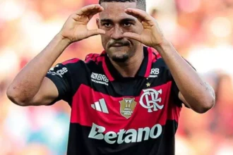 Samuel Lino esclarece gesto após substituição em vitória do Flamengo