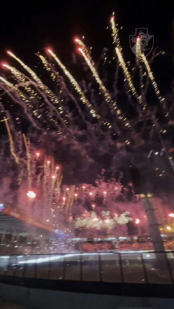 São Januário celebra sua mística com show de luzes e fogos de artifício