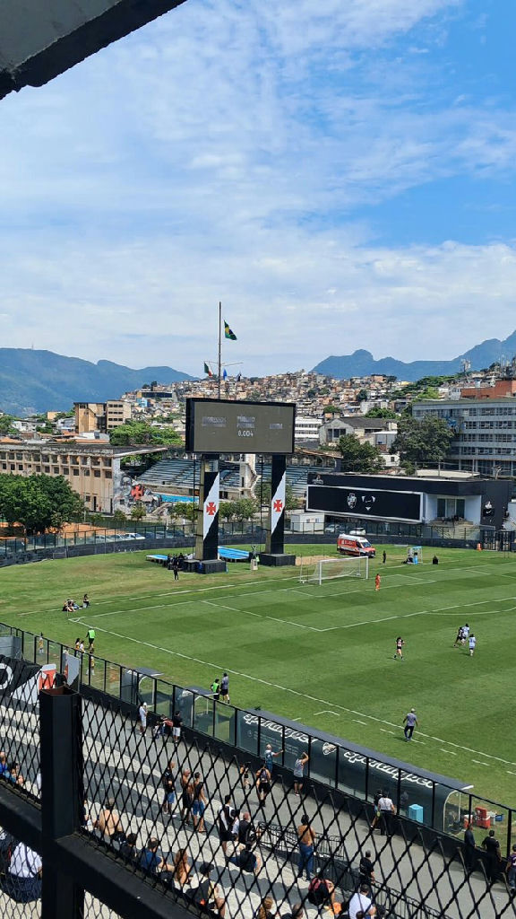 São Januário registra público de 8 mil torcedores em partida do futebol feminino
