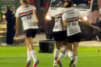 São Paulo reverte placar e conquista vitória crucial contra Flamengo na semifinal feminina