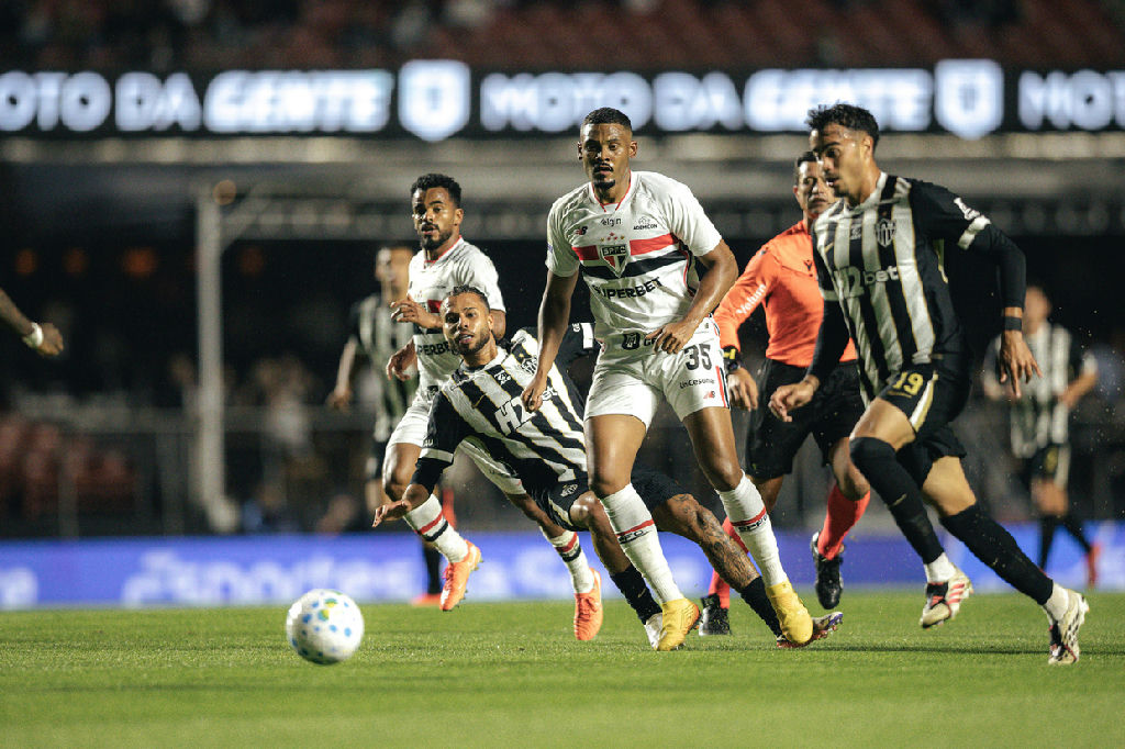São Paulo supera Atlético Mineiro com gol decisivo de Gustavo Santana