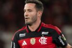 Saúl recupera forma física e ganha espaço no elenco do Flamengo