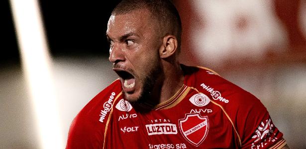 Série B do Brasileirão ganha novo líder e acirra disputa pelo acesso