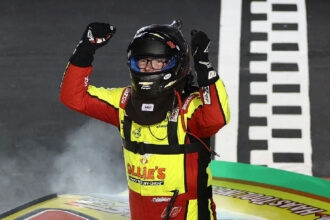 Sheldon Creed domina Darlington e abre o Chase da NASCAR O'reilly com vitória