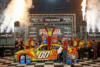 Sheldon Creed vence em Bristol com estratégia de pneus e lidera o Chase da NASCAR
