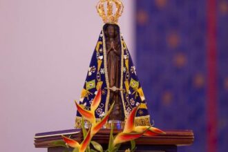 Símbolo nacional: o manto azul de Nossa Senhora de Aparecida em meio a debates políticos