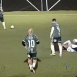 Soco em assistente de arbitragem resulta em banimento perpétuo de jogador na Argentina