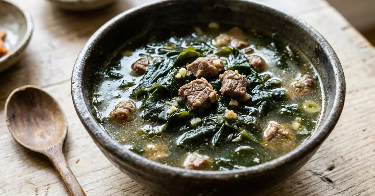Sopa de algas coreana ganha versão prática feita na panela elétrica de arroz