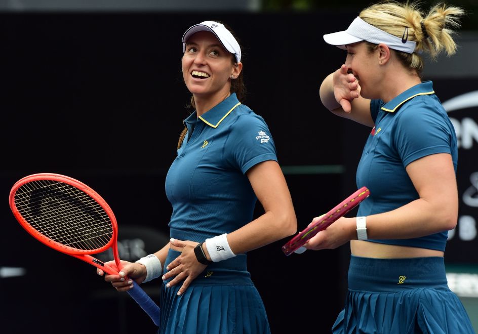 Stefani e Dabrowski dominam estreia no SP Open com vitória rápida