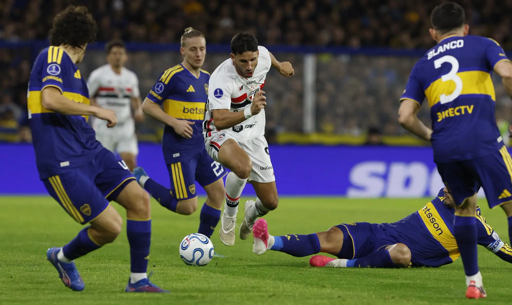 Suspensão de Calleri preocupa São Paulo para decisão contra o Boca Juniors
