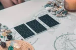 Tarot aponta caminhos para os signos nesta sexta-feira com foco em movimento e novas chances