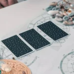 Tarot aponta caminhos para os signos nesta sexta-feira com foco em movimento e novas chances