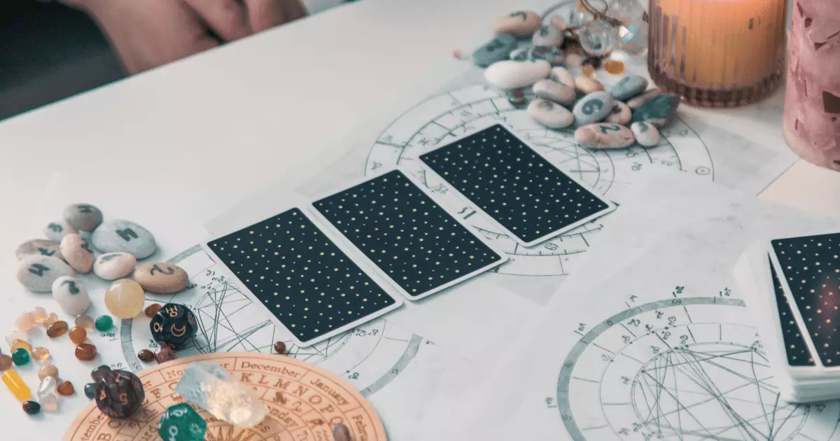 Tarot aponta caminhos para os signos nesta sexta-feira com foco em movimento e novas chances