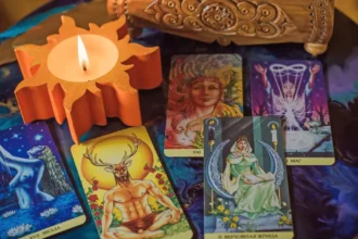 Tarot desvenda caminhos: força e desafios marcam previsões para os signos