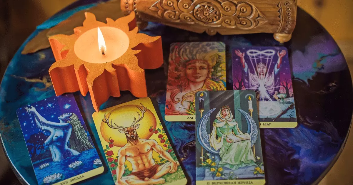 Tarot desvenda caminhos: força e desafios marcam previsões para os signos