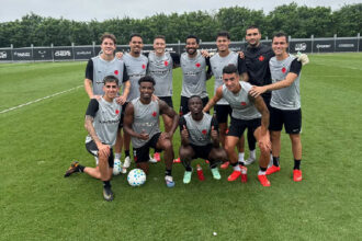 Thiago Mendes celebra vitória em treino do Vasco e brinca com resultado