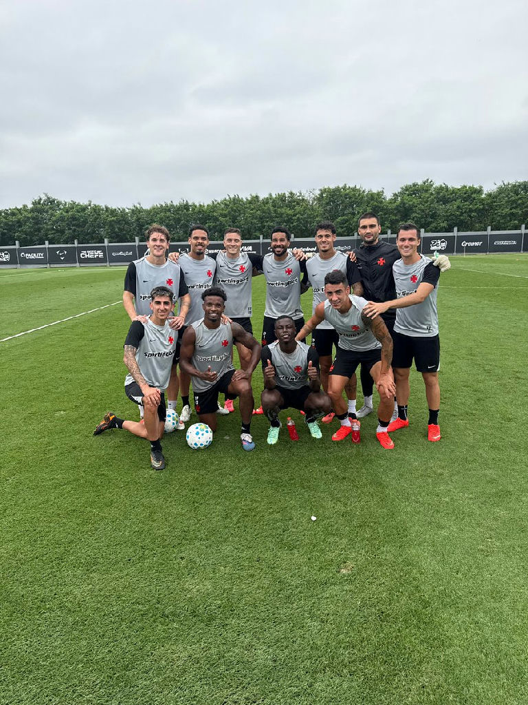 Thiago Mendes celebra vitória em treino do Vasco e brinca com resultado