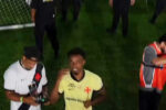 Thiago Mendes interage com drone em celebração após goleada do Vasco