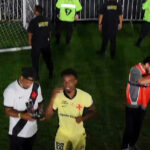 Thiago Mendes interage com drone em celebração após goleada do Vasco